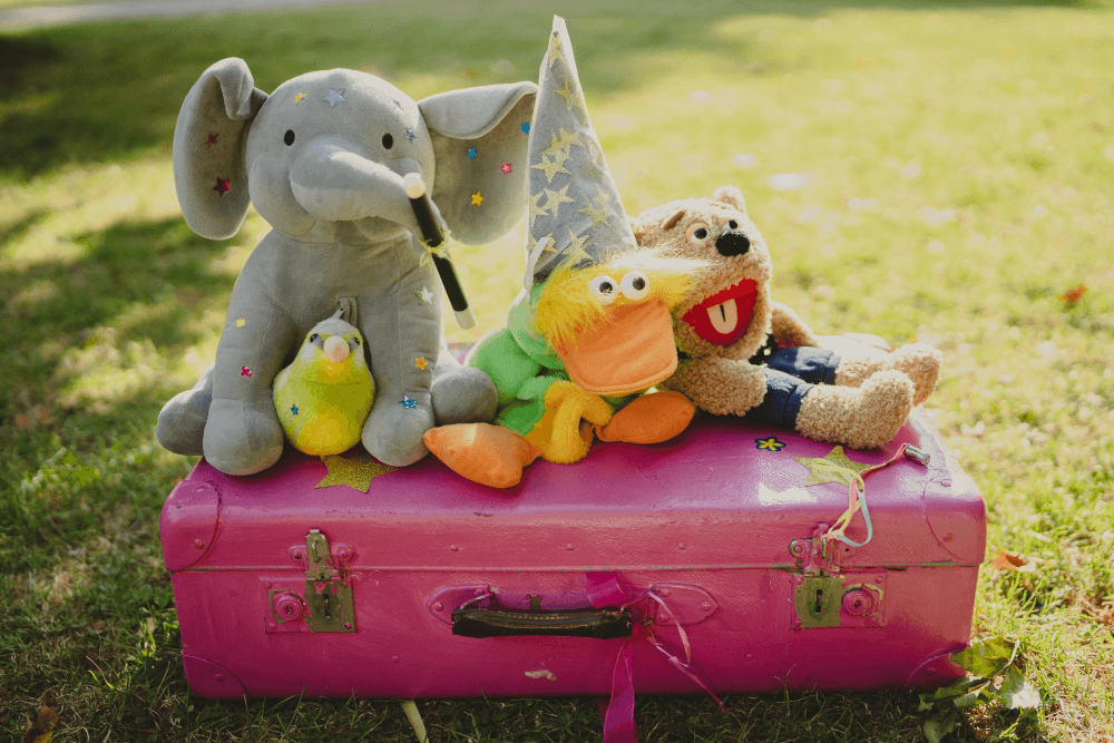 In der Spieltherapie hat das Kind Möglichkeiten im Spiel ungute Gefühle zu verändern, Ressurcen zu nutzen und zu entdecken sowie innere Sicherheit, Selbstbewusstsein zu gewinnen.